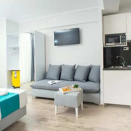 Lux Vip מלון דירות Peraía