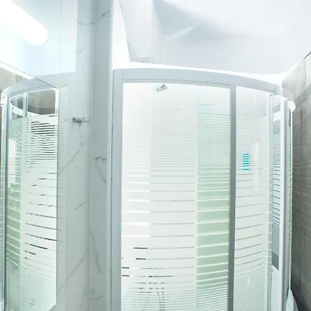 מלון דירות Lux Vip 4*