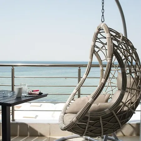 Lux Vip מלון דירות Peraía