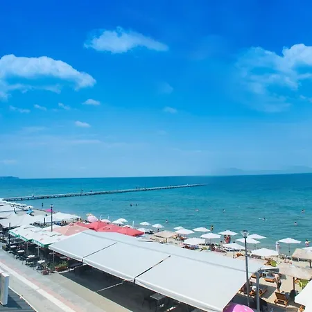 Lux Vip מלון דירות Peraía