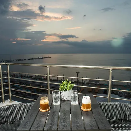 Lux Vip מלון דירות Peraía