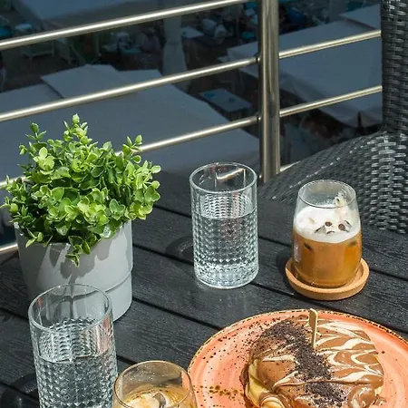 Lux Vip מלון דירות Peraía