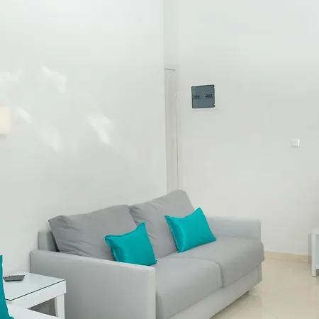 Lux Vip מלון דירות Peraía